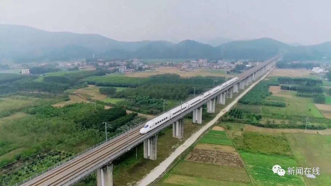 监控画面吓人！2小孩为拍短视频逼停动车30分钟