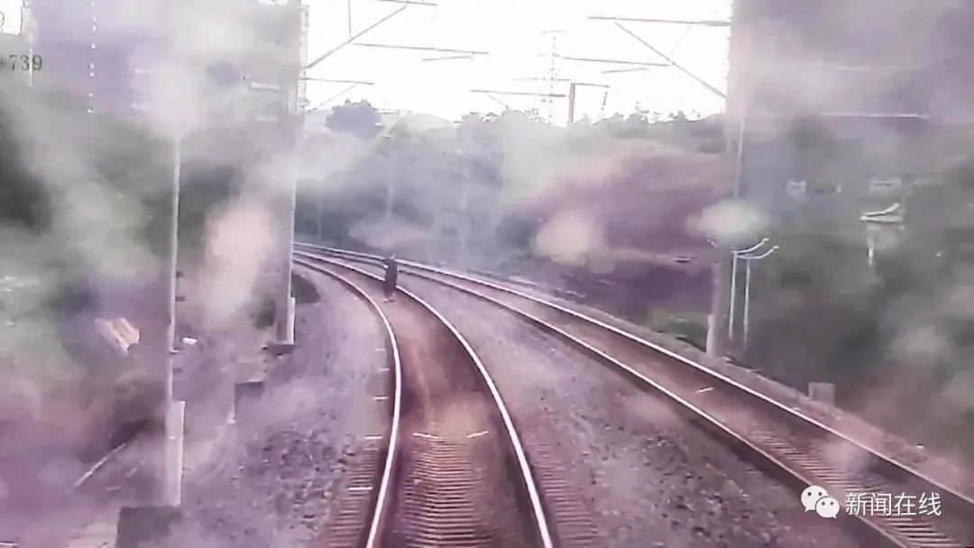 监控画面吓人！2小孩为拍短视频逼停动车30分钟
