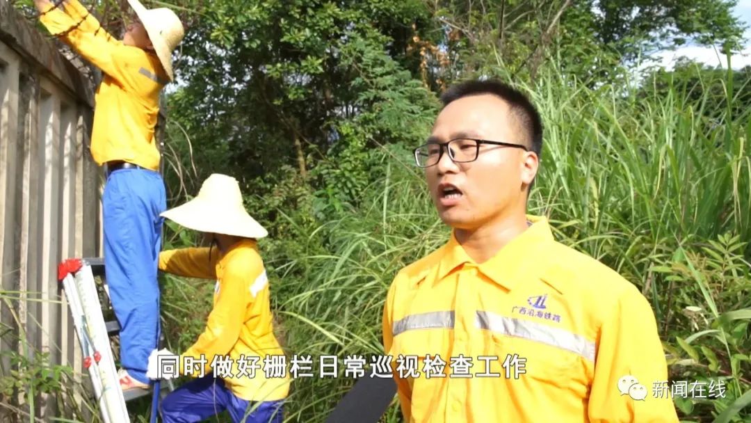 监控画面吓人！2小孩为拍短视频逼停动车30分钟