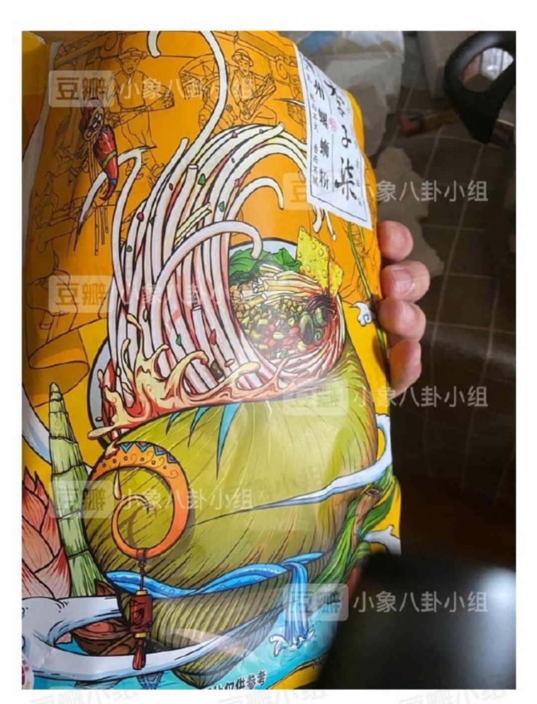 网友发出的螺蛳粉包装图片，包装上载有“李子柒”字样