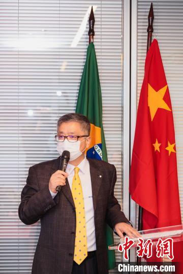 图为中广核能源国际巴西公司董事长张松林在线上签约仪式上介绍项目情况。　叶青 摄
