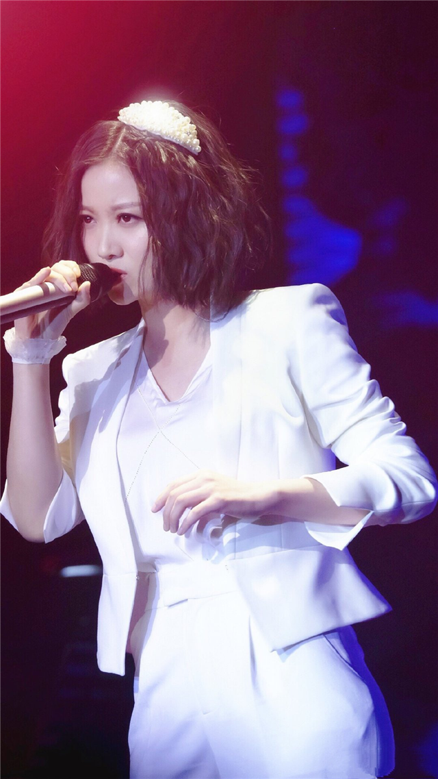 姚贝娜癌症去世6年经纪人前去扫墓祭奠她39岁冥诞