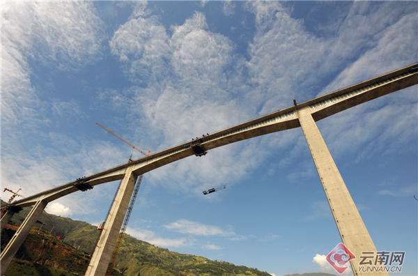 总跨度610m,列全国高震区同类型桥梁第一,是云南省首座波形钢腹板桥梁