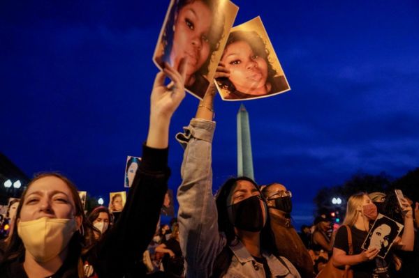 示威者举着布伦娜·泰勒的照片从美国司法部向白宫行进。（美国有线电视新闻网网站）