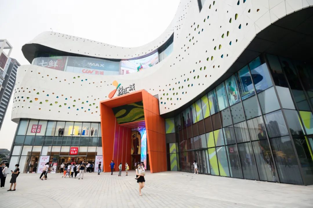 广场,其建筑构造,功能,外观……难以适配现代化购物中心的经营需求