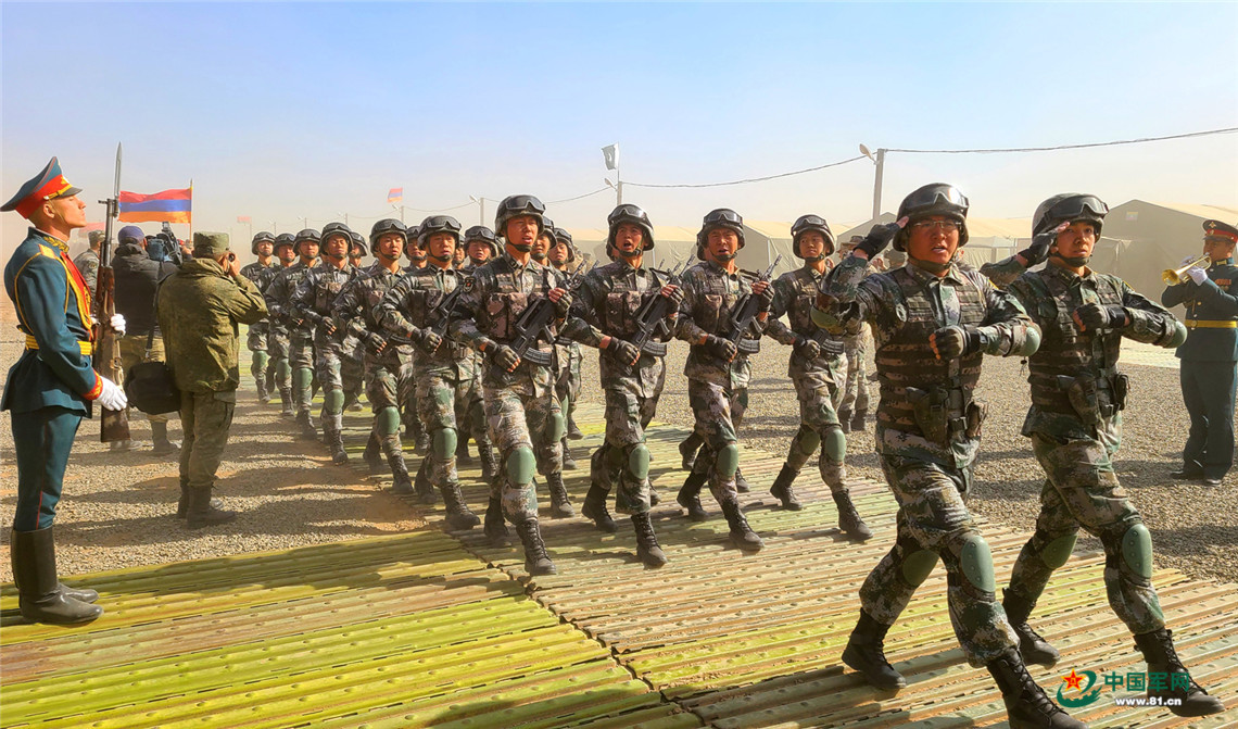 中方参演部队受阅方队通过阅兵台。