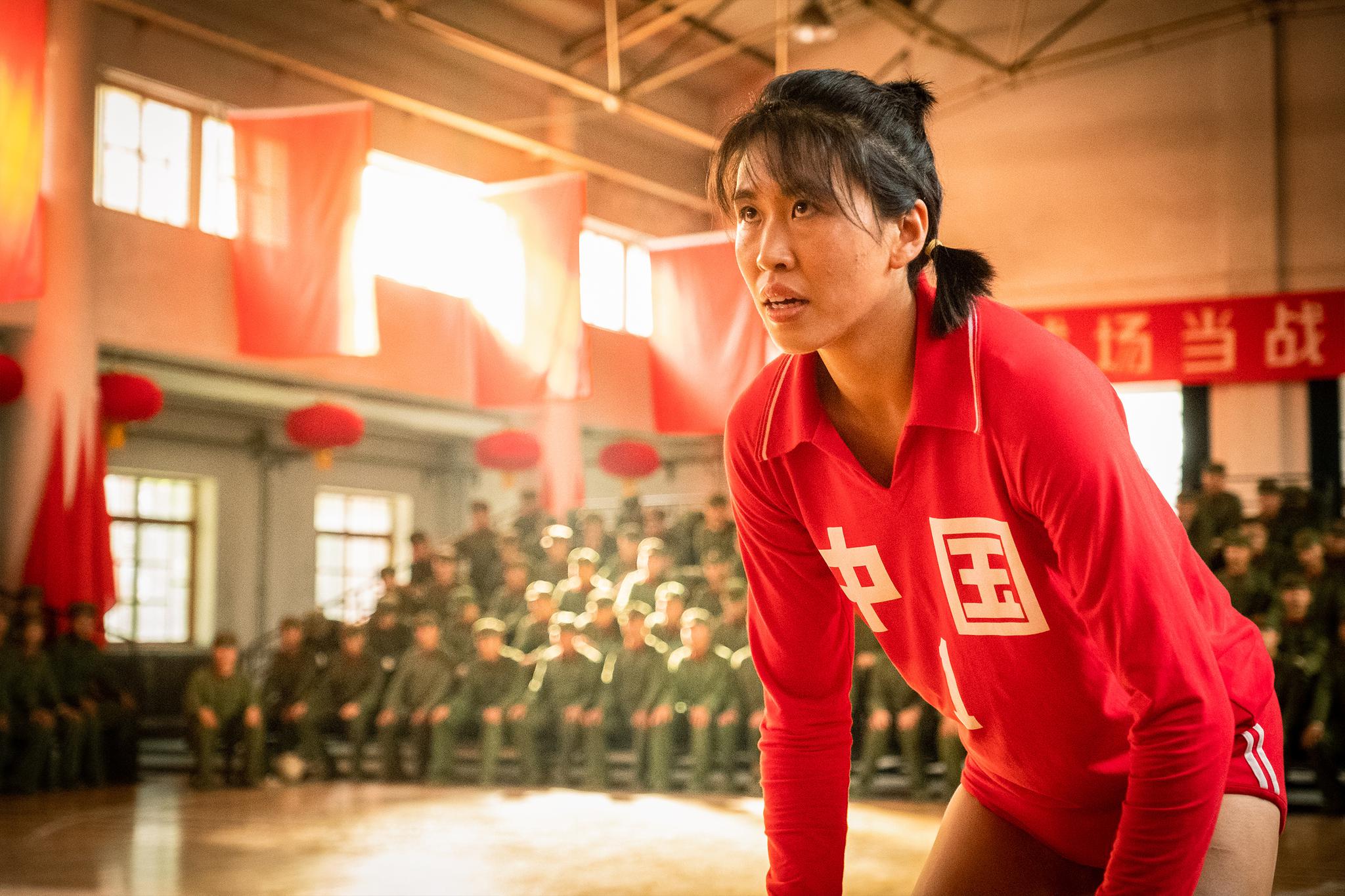 戏份主要集中在电影前半段,上世纪80年代,郎平和中国女排的姑娘们在赛