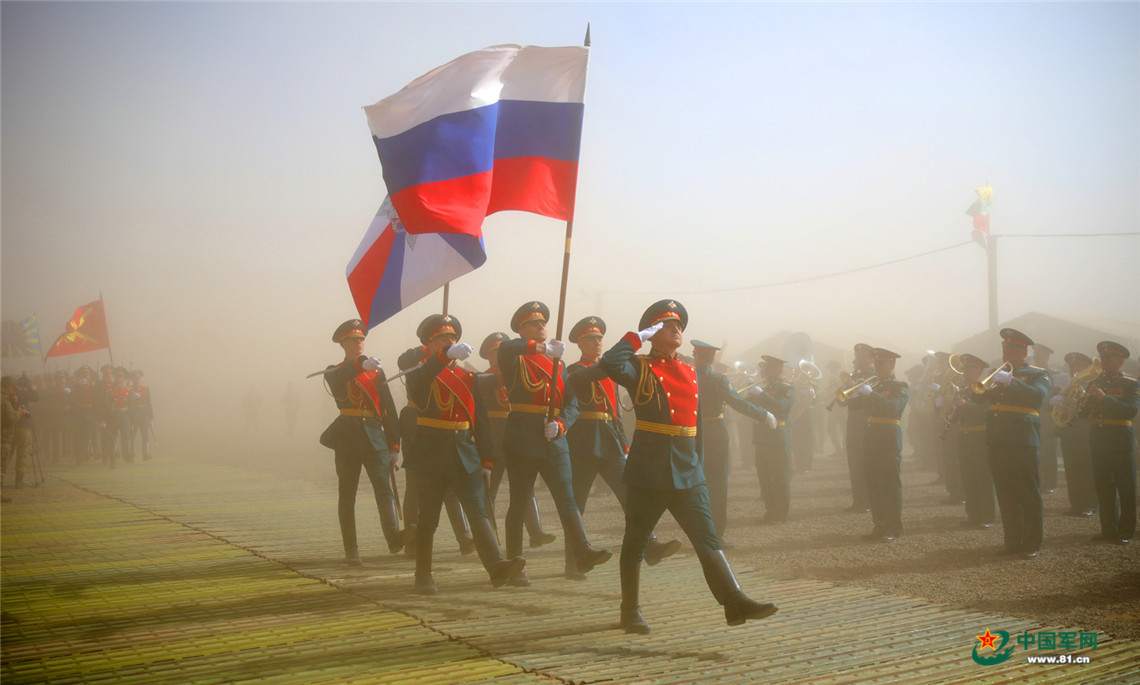俄方参演部队受阅方队通过阅兵台。