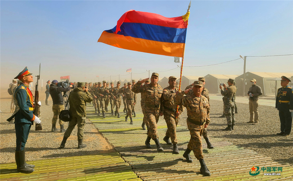 亚美尼亚参演部队受阅方队通过阅兵台。