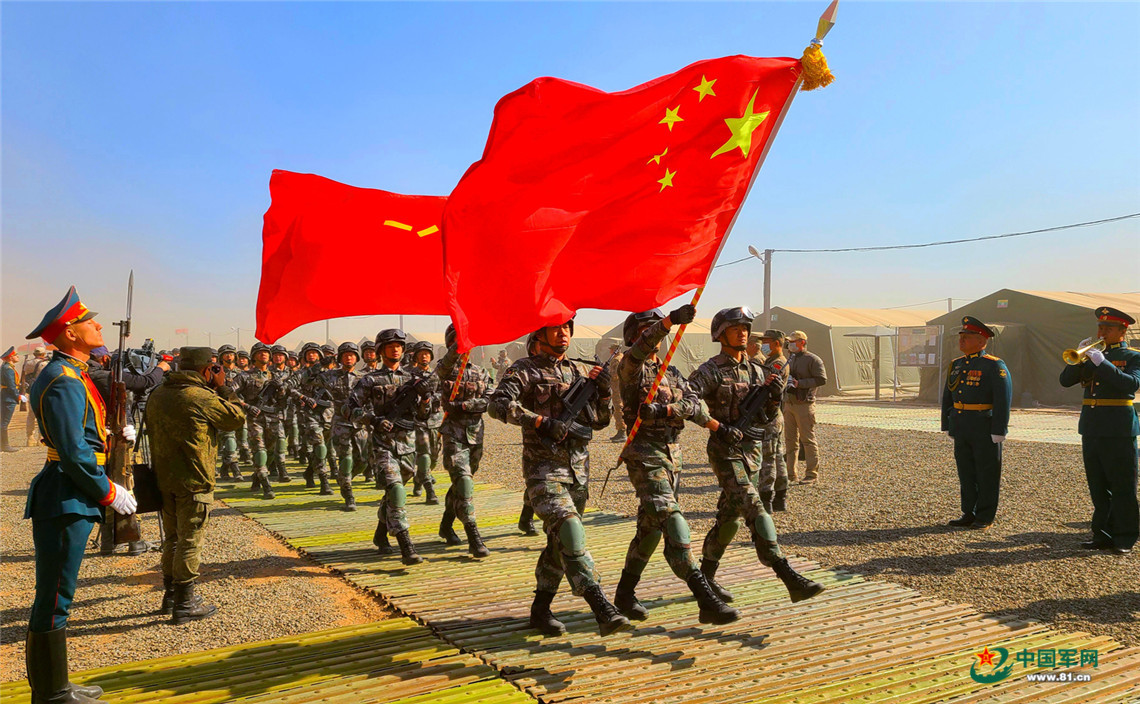 中方参演部队受阅方队整齐通过阅兵台前。本文图片均来自中国军网