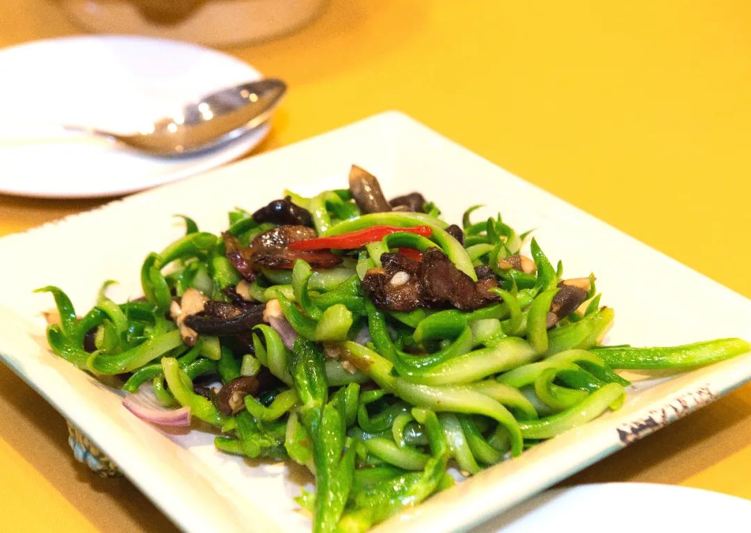 ▼凤尾芥兰炒腊味▼▼芥菜浸腊味鲮鱼抓▼▼腊味蒸海鳊▼▼腊味蚬肉