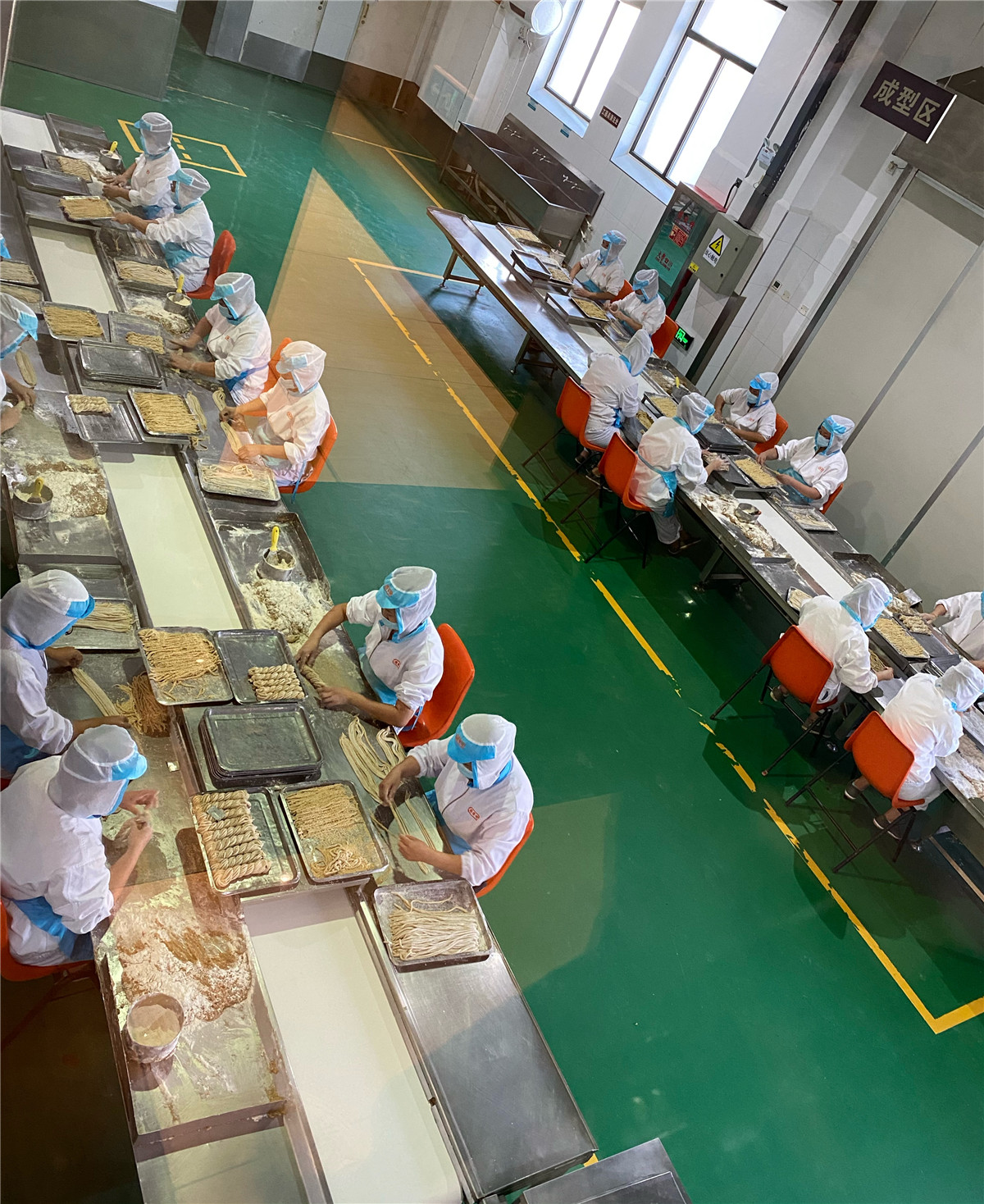 桂发祥十八街麻花的全封闭无菌净化生产车间.新华社记者任沁沁摄