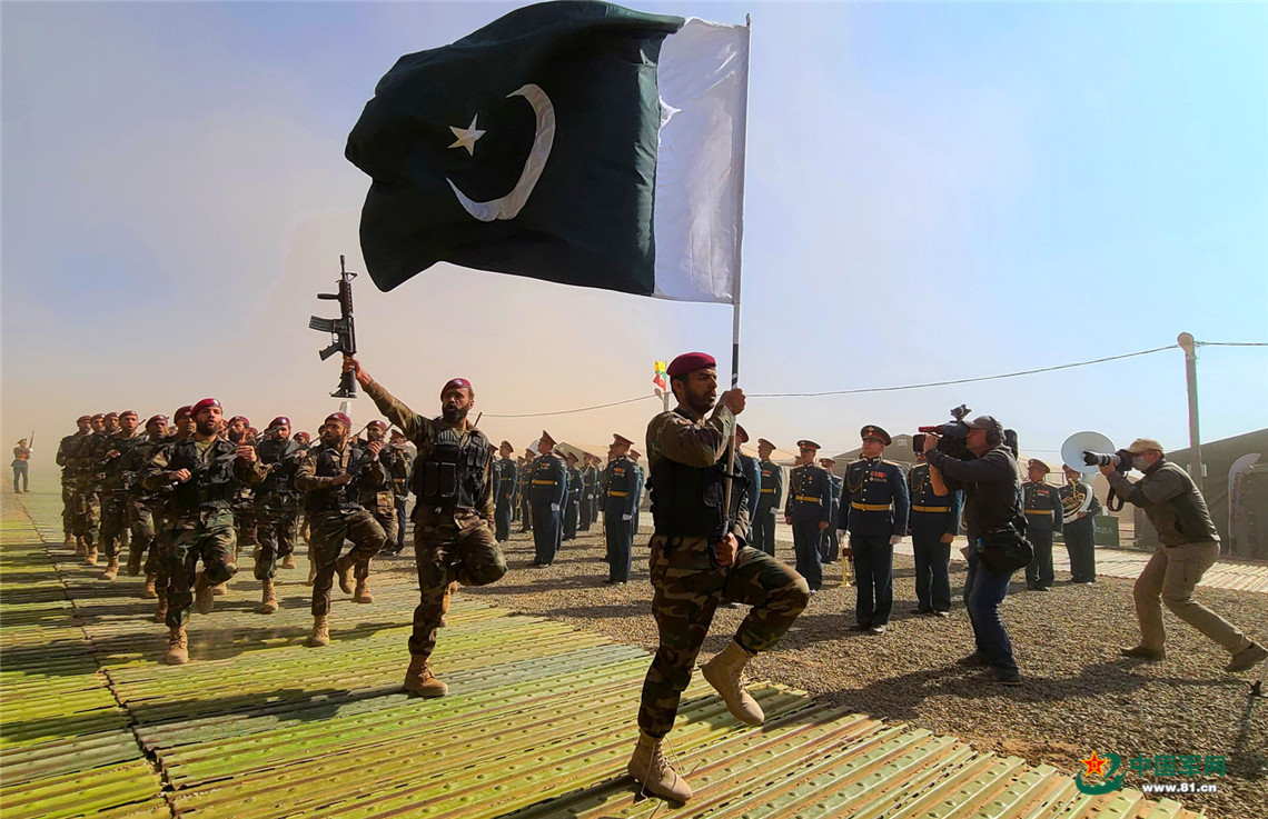 巴基斯坦参演部队受阅方队通过阅兵台。