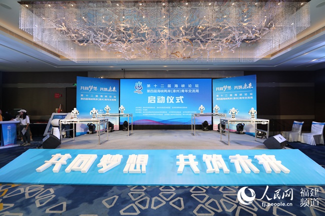 启动仪式上还展示了众多高科技产品.肖国和摄