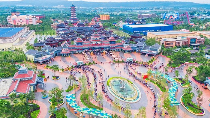 绵阳方特开启国庆模式白黑12小时畅玩