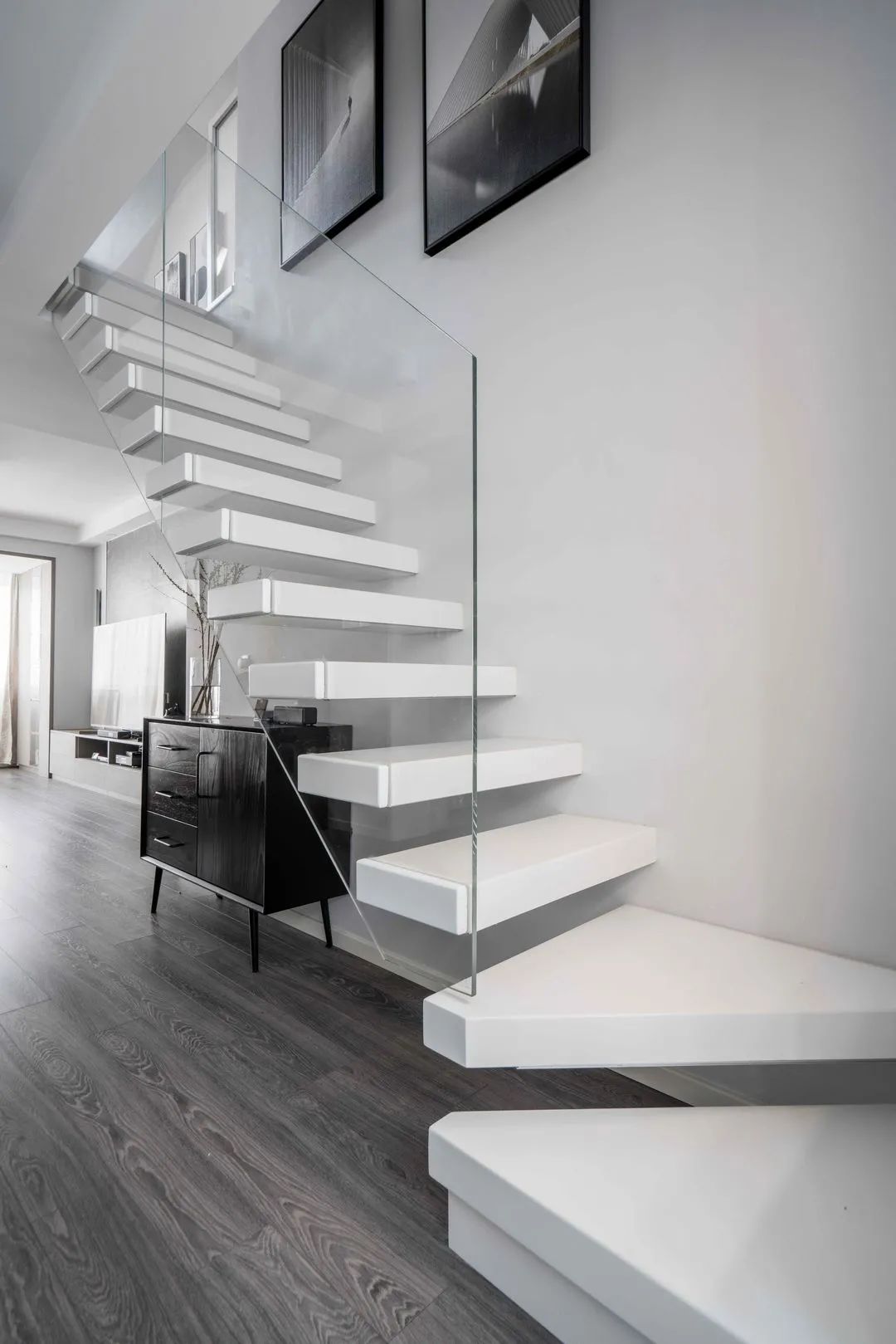 去繁就简的颜值空间,这样的楼梯设计很赞!|简约_新浪新闻