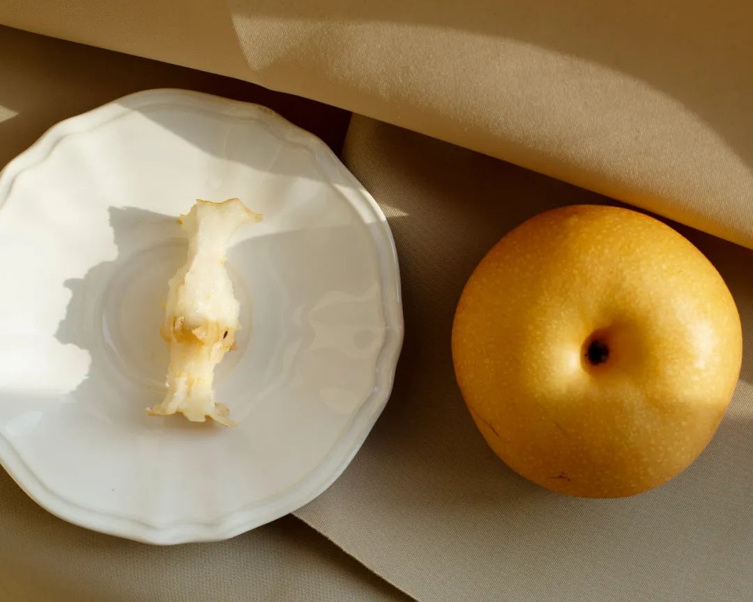 秋月梨个子大,果核还小,可食用率达95%,胖胖的身子里几乎全是果肉,啃