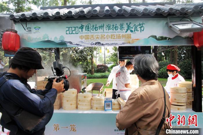 民众参观中国舌尖名小吃展。　崔佳明 摄