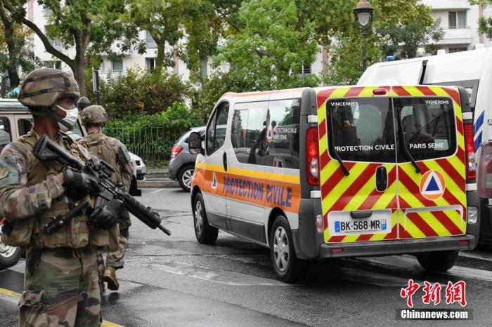 当地时间9月25日，法国首都巴黎发生持刀袭击事件。图为袭击事件现场戒备森严，法国防暴警察和宪兵持枪巡逻。 中新社记者 李洋 摄