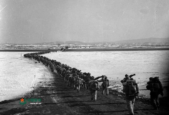 　　资料图：1950年冬，中国人民志愿军跨过鸭绿江。黎民摄影 图片来源：中国军网