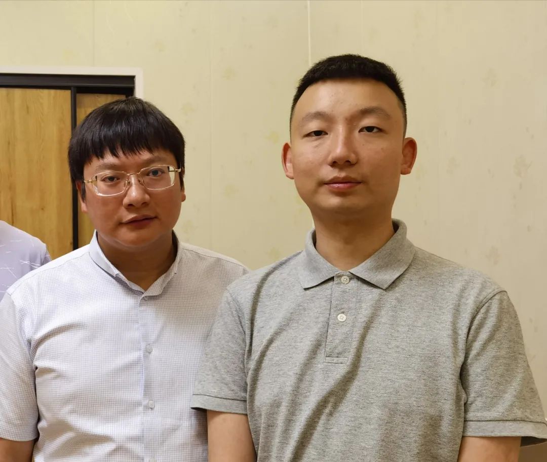 姚策(右)和律师周兆成