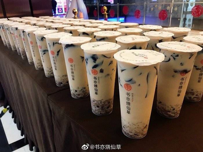秋天的第一杯奶茶很多都加了烧仙草