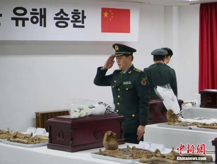 　　资料图：2019年4月1日，中韩在韩国仁川举行第六批在韩中国人民志愿军烈士遗骸装殓仪式。中方代表现场进行了默哀、献花等悼念活动。中新社记者 曾鼐 摄