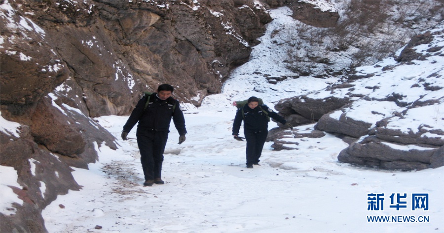 民警高尖措和他的爱人、辅警马秀兰行走在山壑之间。（受访者提供照片）