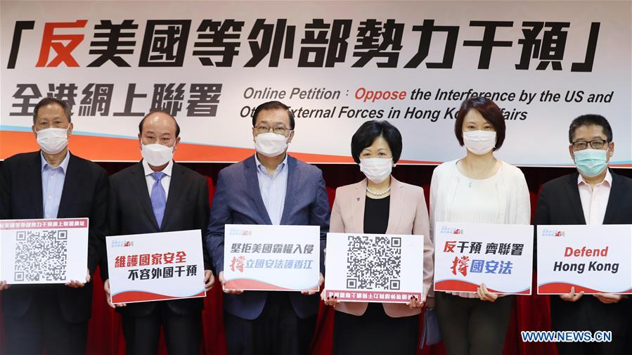 6月15日，香港各界再次发起签名大行动，反对外国势力干预香港（图源：新华网）
