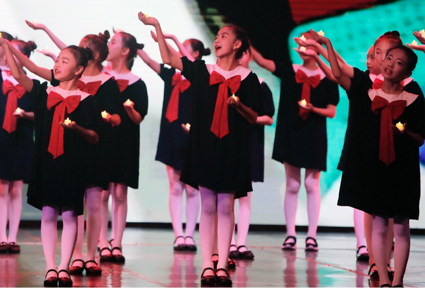 以英雄致英雄以经典致敬白衣天使