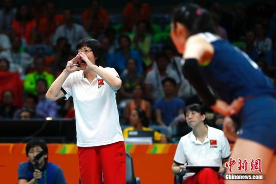 资料图：2016里约奥运会女排半决赛，中国队对阵荷兰队。图为主教练郎平向队员喊话。中新网记者 富田 摄