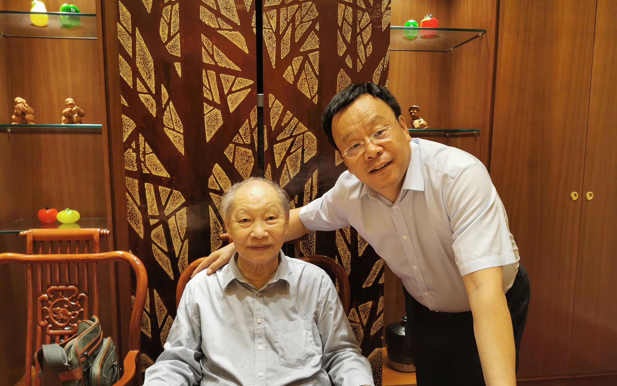 徐杰和本身的门生、中国政法大学副校长时建中相符影。受访者供图