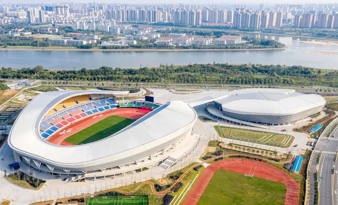 六安市体育中心位于六安市淠河西岸赤壁路大桥东北处,赤壁路以东,清潭