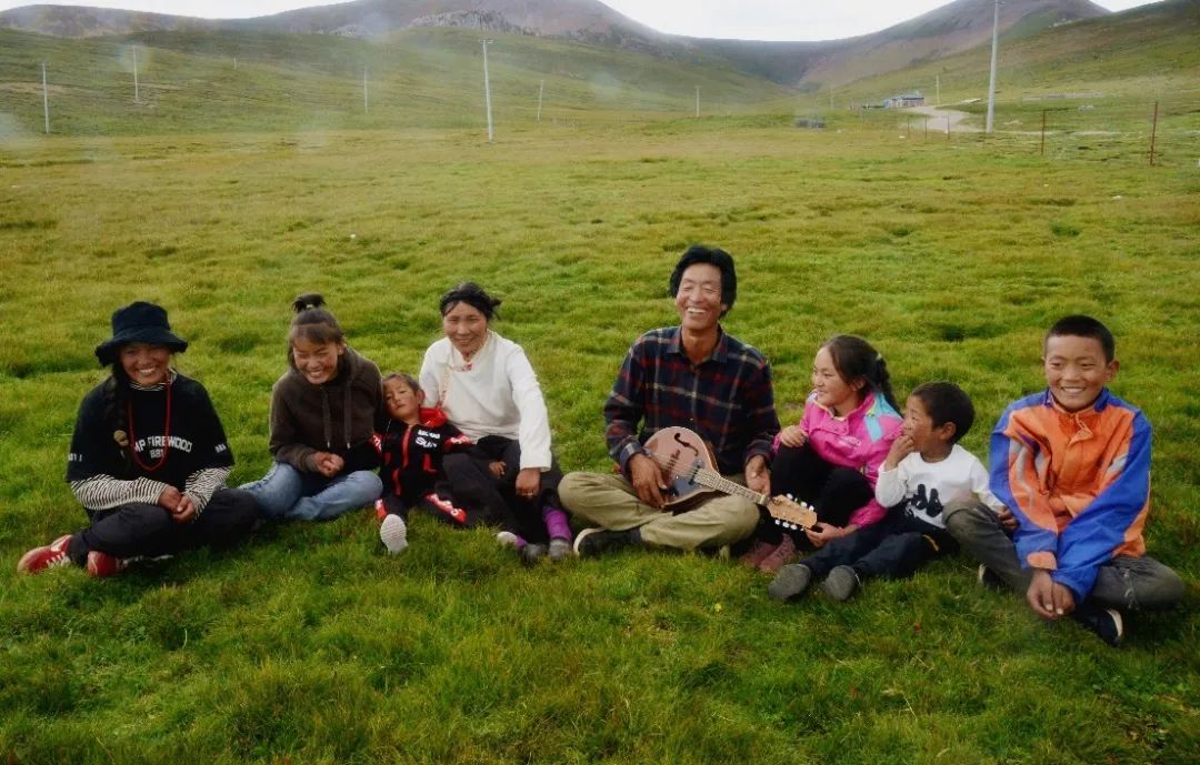 图为草原上琴声飞扬，巴尕村的扎西才旺一家用独特的方式向中国电信的帮扶表达感谢之情。