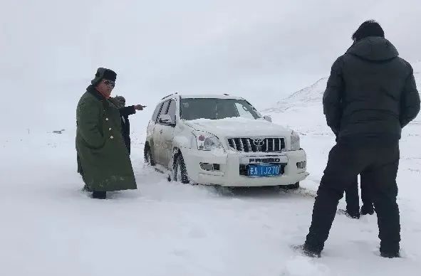 图为2019年初，玉树遭遇暴雪，中国电信扶贫干部冒着风雪运送物资。