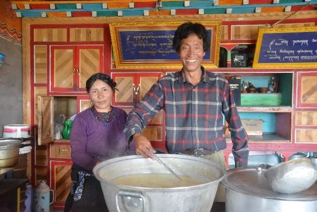 左图为巴尕村尕玛成林的妻子西巴和孩子在翻晒曲拉。右图在巴尕村的扎西才旺家，夫妻俩正在煮曲拉。