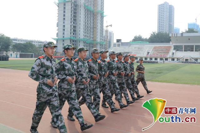 图为河北大学新生在队列训练。中国青年网通讯员 闫春旭 摄