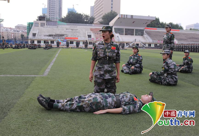 图为学生教官向新生讲解心肺复苏动作要领。中国青年网通讯员 闫春旭 摄