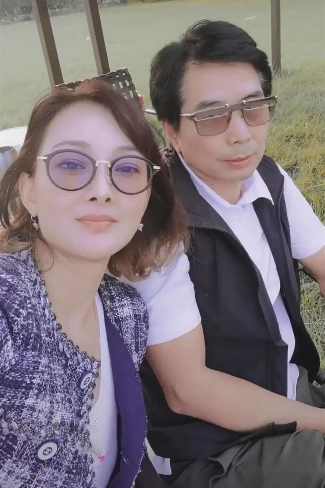 牛莉老公罕见露面穿白色t恤秀粗壮手臂戴眼镜斯文儒雅