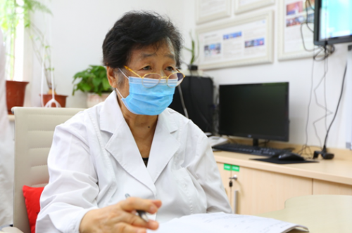 (山东红十字会医院李萍院长与患者交流)