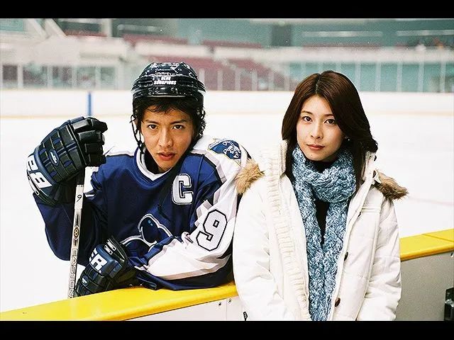 剧照事业红火的她2005年凭借《借着雨点说爱你》获得第28届日本电影