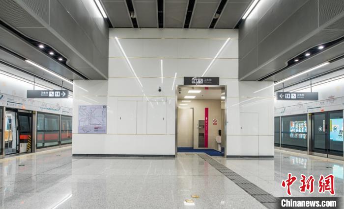 成都轨道交通18号线在站台设立了卫生间和盲道，方便市民和盲人乘客。成都地铁提供