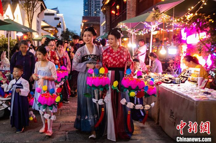 身着古装的市民逛"笪桥灯会". 泱波 摄