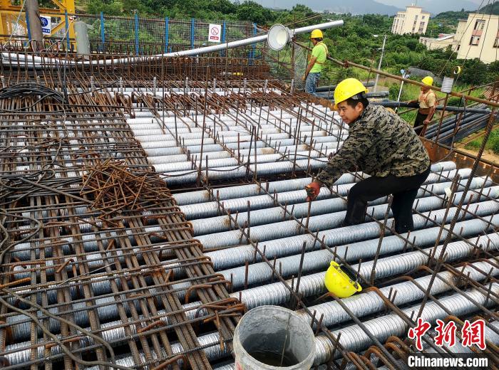 中铁六局建设者紧张施工中。　杨伏山 摄