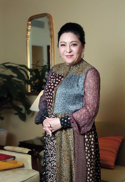 向太陈岚好有贵妇感,穿白色西装搭配黑西裤,简约高级又有质感!