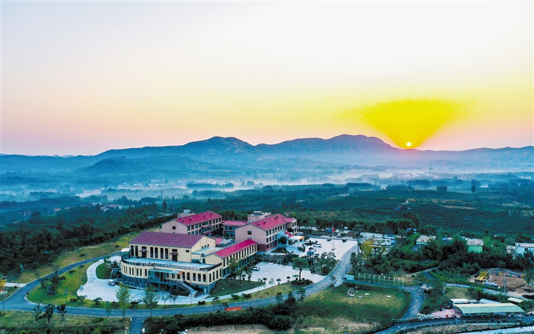 日出时分,沂南县孙祖镇的孟良家园美如画卷.