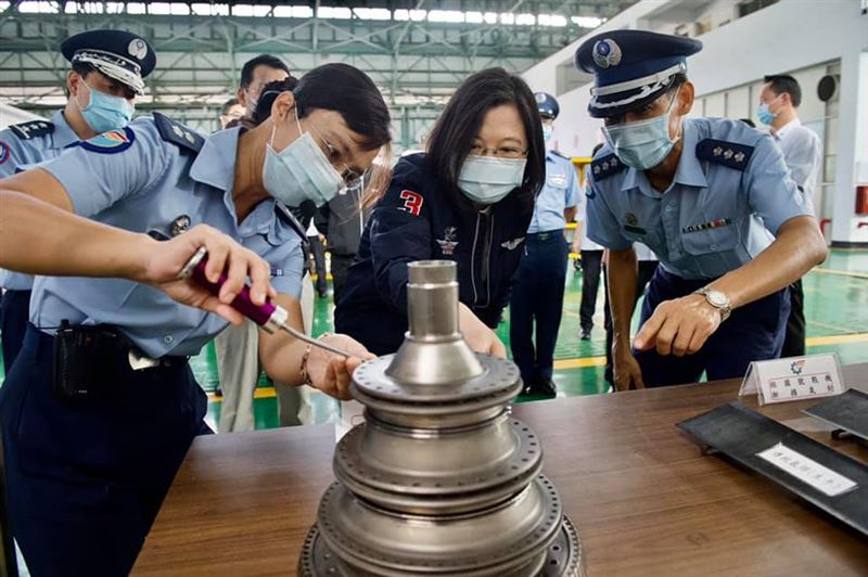 蔡英文视察IDF上的零件 图源：台媒