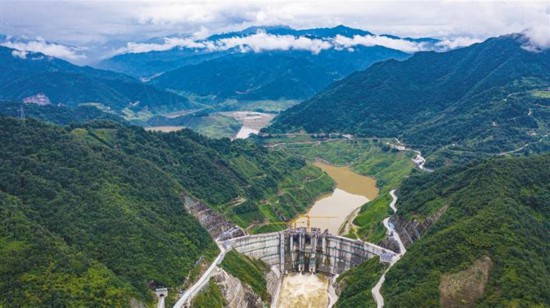 141米高的三河口水利枢纽拦河坝横跨汉江支流子午河,气势雄伟
