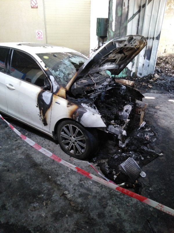 ▲房女士的汽车车头部位被烧毁严重