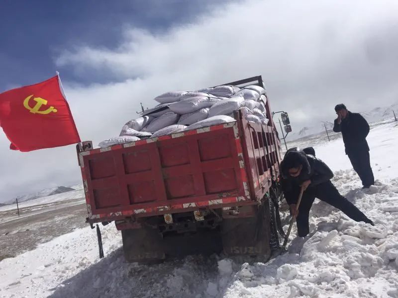 图为2019年初，玉树遭遇暴雪，中国电信扶贫干部冒着风雪运送物资。